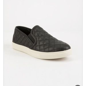 Steve Madden quilted slip ons ecentrcq
